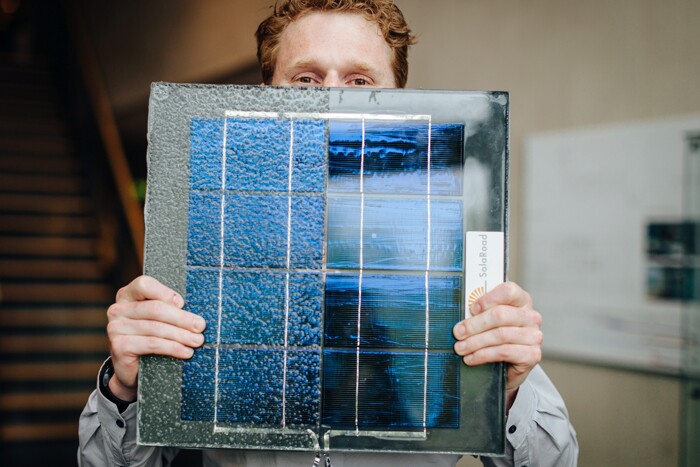 Pre-fabricated concrete slabs measuring 2.5 x 3.5 m (8.2 x11.5 ft) make up the path, and feature a layer of crystalline silicon solar cells with a 1 cm (0.4 in) protective layer of tempered glass on top