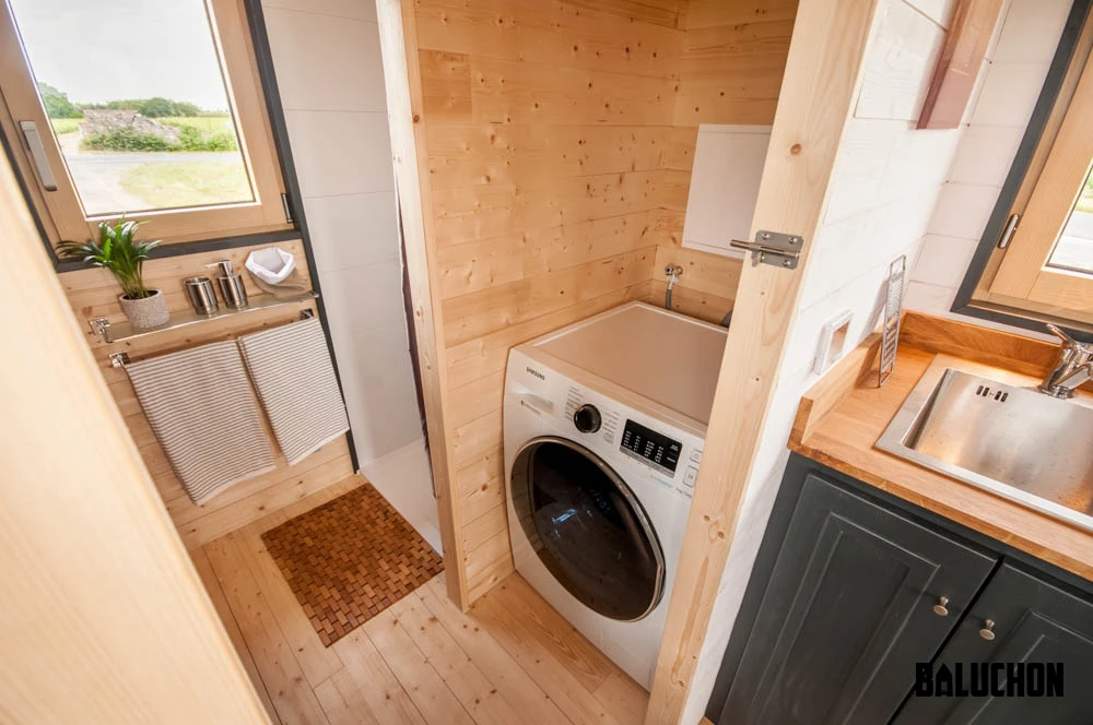Inside the Intrépide tiny house by Baluchon