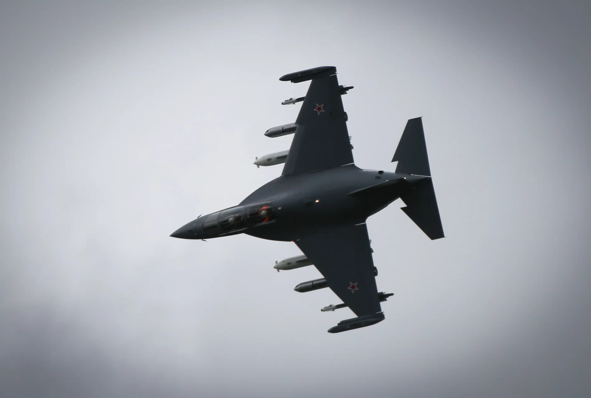 A Yakovlev Yak-130 advanced training jet takes to the sky (Photo: Gizmag)