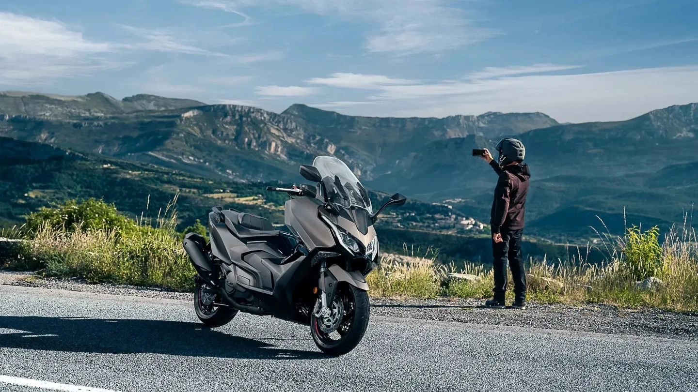 The AK 550i Premium sits on an aluminum frame and rear swingarm made of light alloy, which makes for an overall dry weight of 492 lb (223 kg)