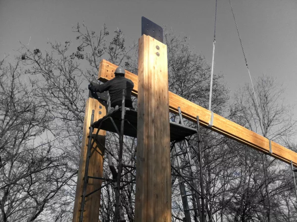 The frame system has been carefully designed to be completely hidden and the chosen materials also blend into the surrounding landscape
