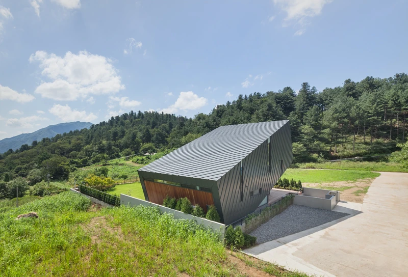 The lack of a photovoltaic array seems a waste on such a large area of flat roof (Photo: Kyungsub Shin)