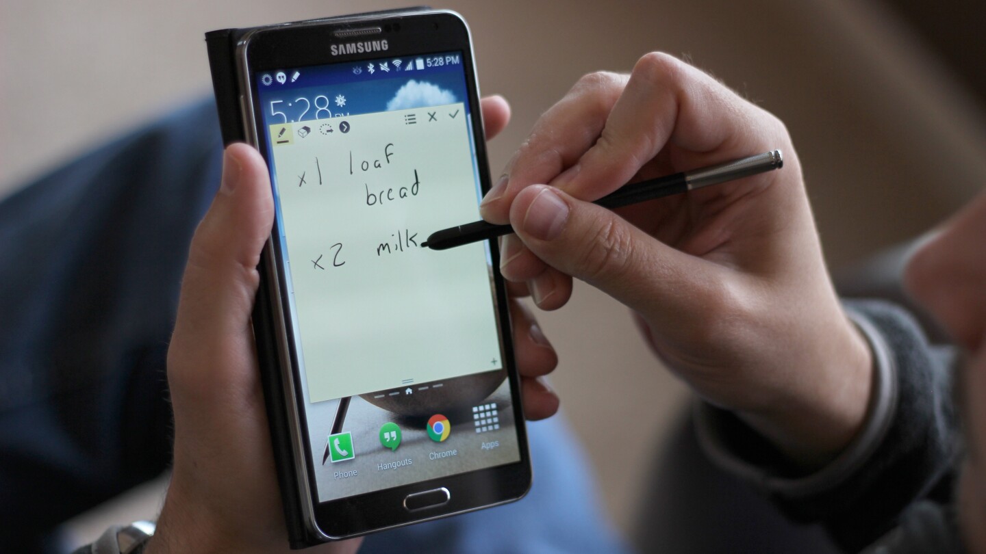 The Galaxy Note's stylus-based software isn't just gimmicks – it can be handy when you need to jot something down (Photo: Will Shanklin/Gizmag.com)