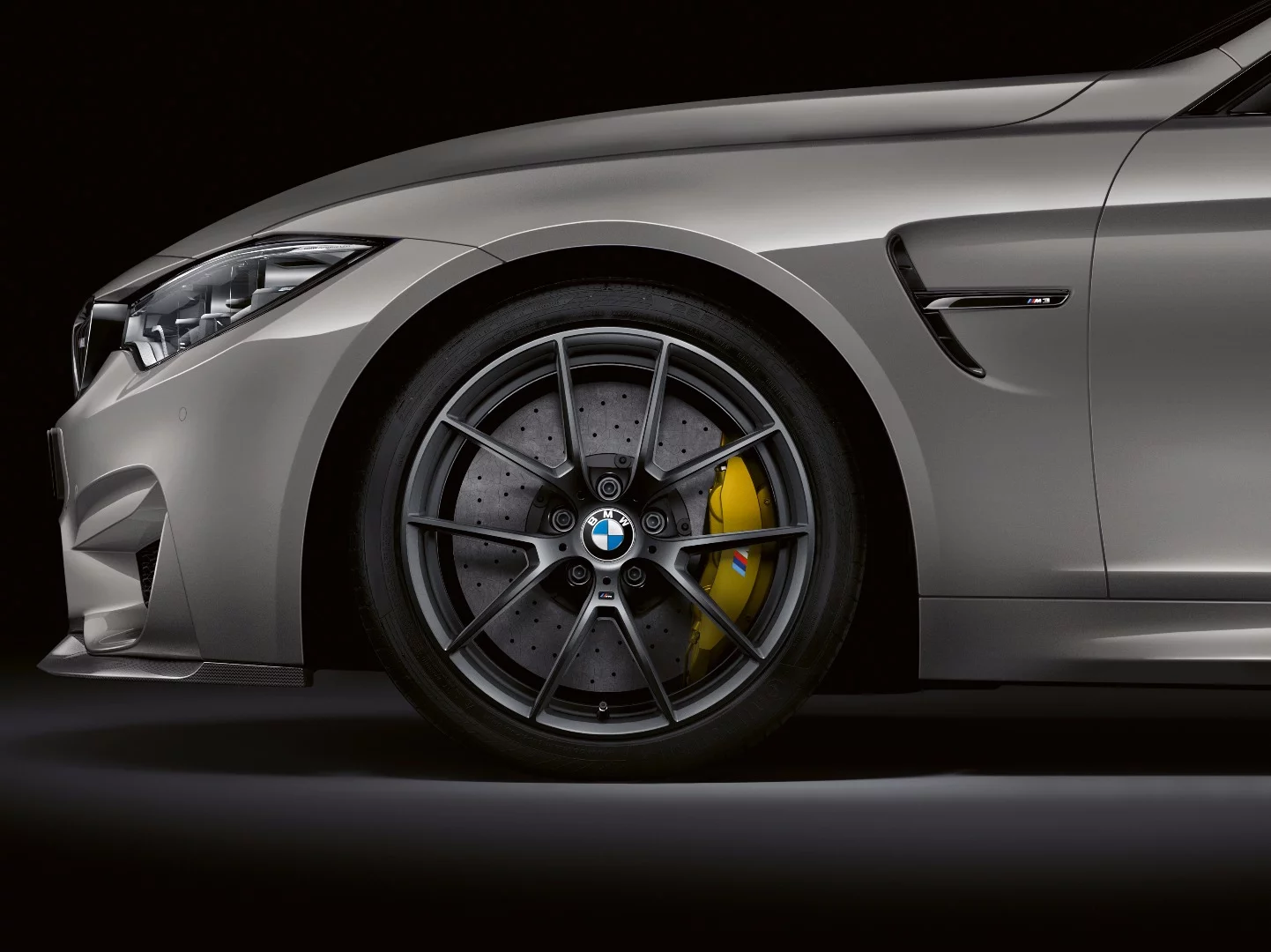 Those wanting even less weight and extended durability can opt for M carbon ceramic discs with six- and four-pot calipers