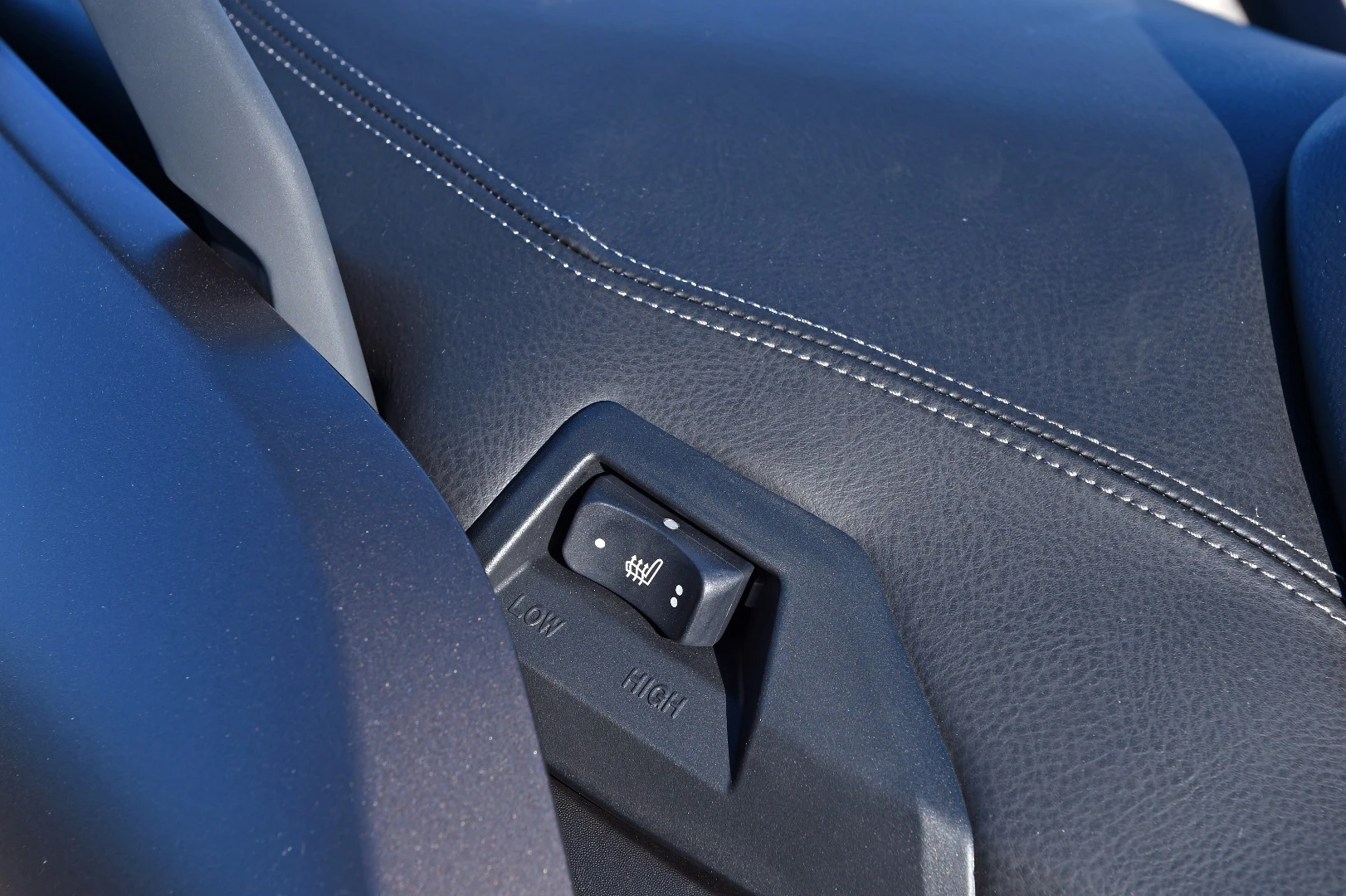 BMW's C650 GT: passenger heated seat controls