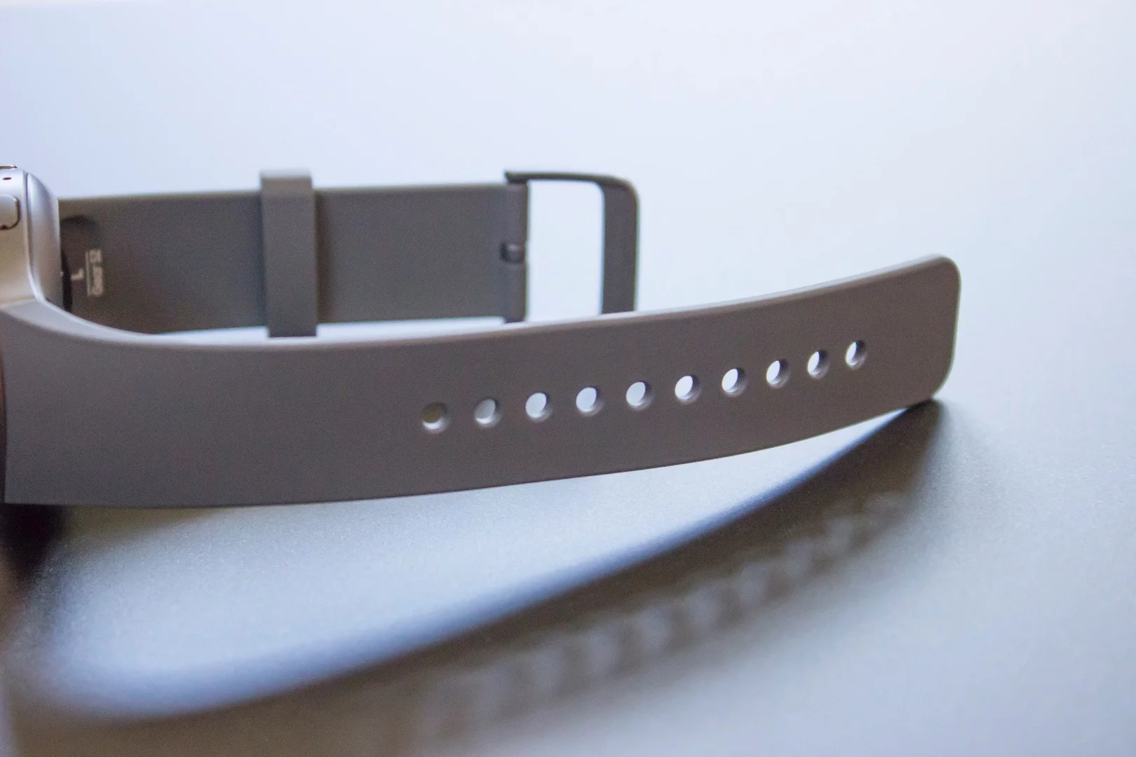 Its band is made of a rubbery-feeling plastic (not completely unlike the Apple Watch Sport bands), but fits this model's design and doesn't feel cheap