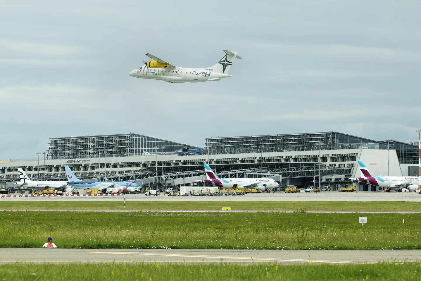 The aircraft will be retrofitted with a 1.5-MW hydrogen power system