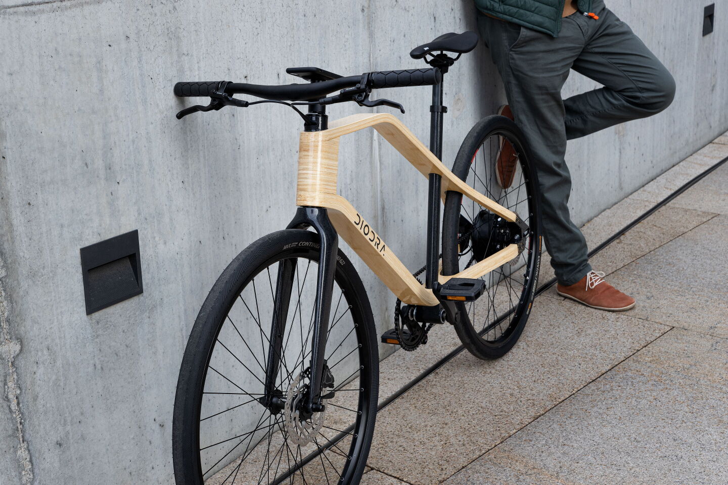 A smartphone running a mobile companion app for iOS and Android can be mounted to the handlebar for real-time ride data, power-level adjustment, navigation prompts and more
