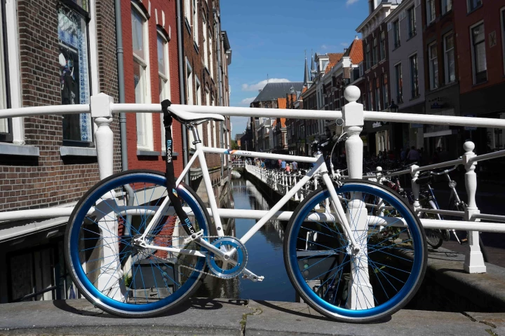 The BluLocks bike uses an external chain and an internal locking mechanism