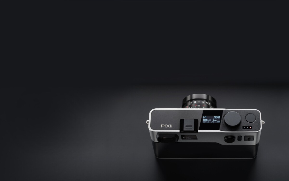 The 138 x 79 x 33 mm (5.4 x 3.1 x 1.29 in), 460 g (16.2 oz) Pixii camera boasts both Bluetooth 4.2 and 802.11b/g/n, and rocks a machined aluminum body with an accessory mount to the top