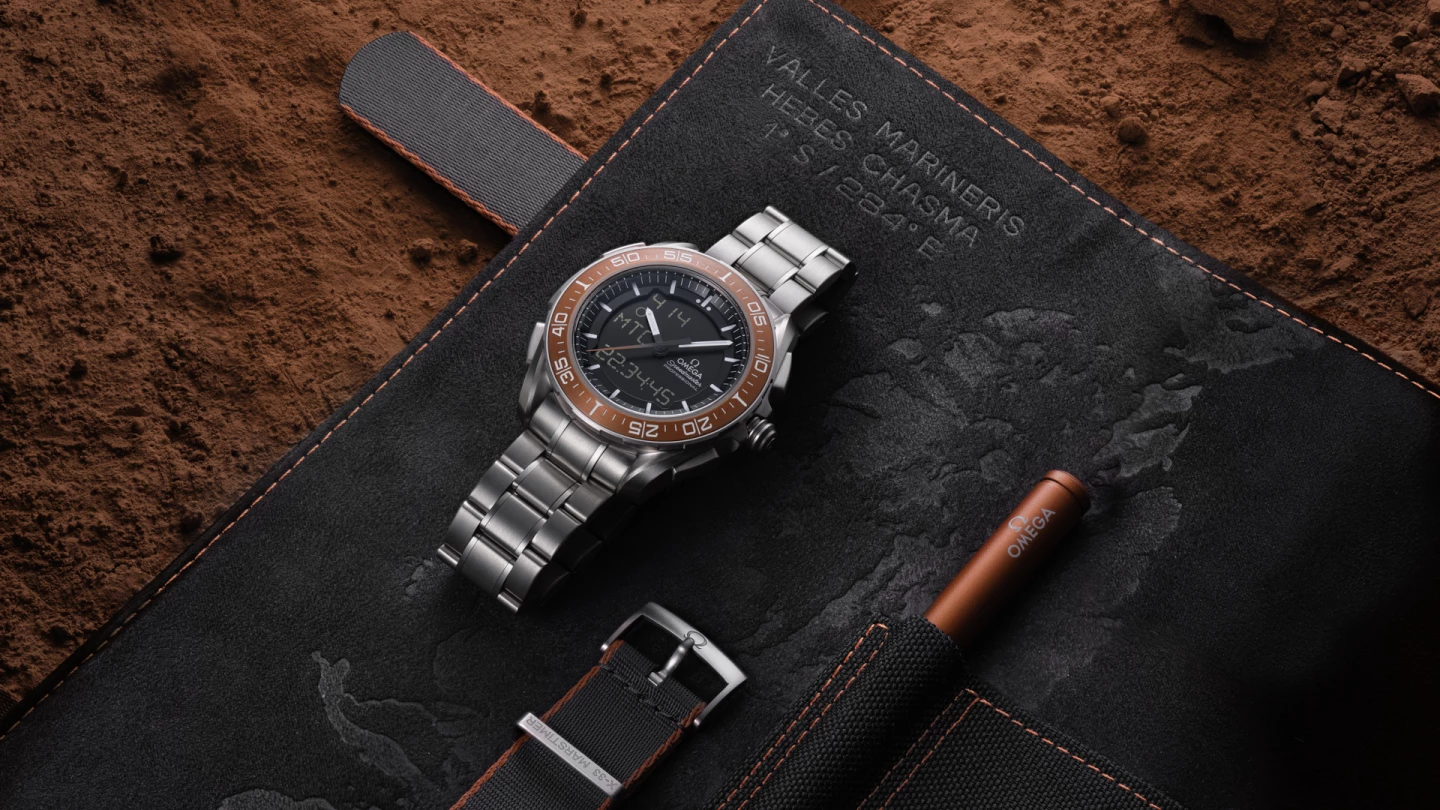The Marstimer comes with a special tool for swapping straps