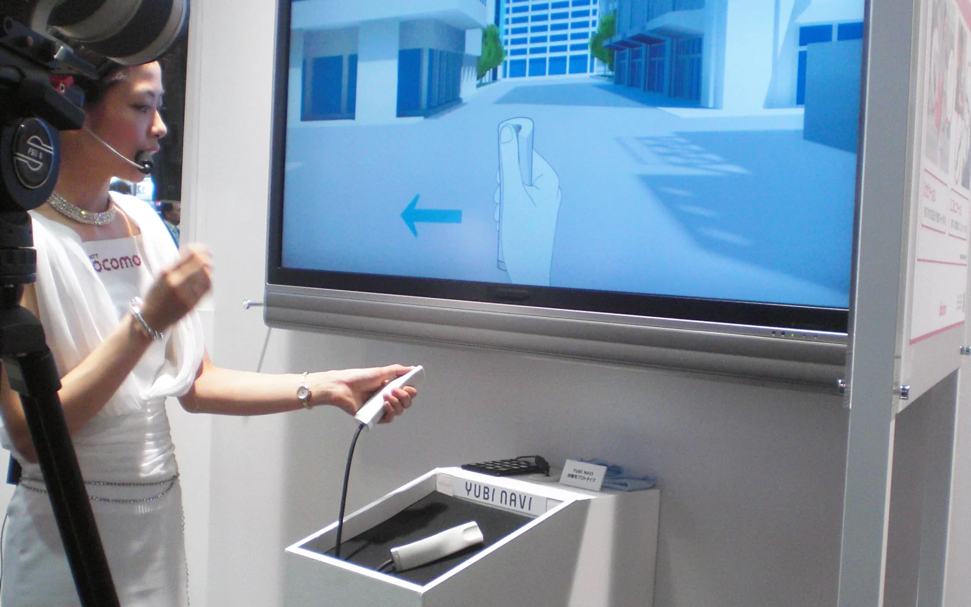 The user holds the baton-like device in the their hand, placing their thumb on the top (Photo: Stephen Clemenger/Gizmag)