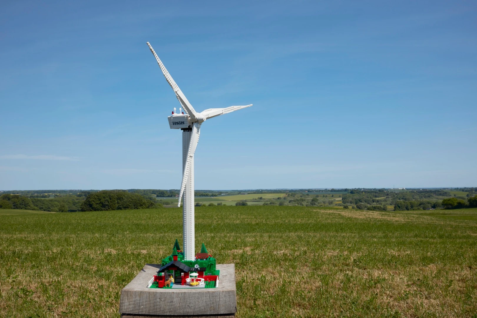 After announcing an eco-friendly form of its plastic bricks earlier in the year, Lego has now introduced the first complete set to feature these sustainable elements