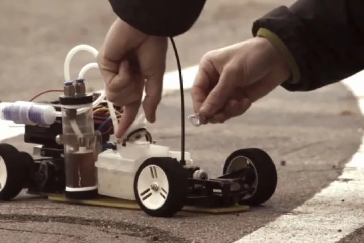Spanish researchers have created the dAlh2Orean, a radio-controlled model car that creates hydrogen fuel from pop can pull rings and other waste aluminum(Photos courtesy UPC)