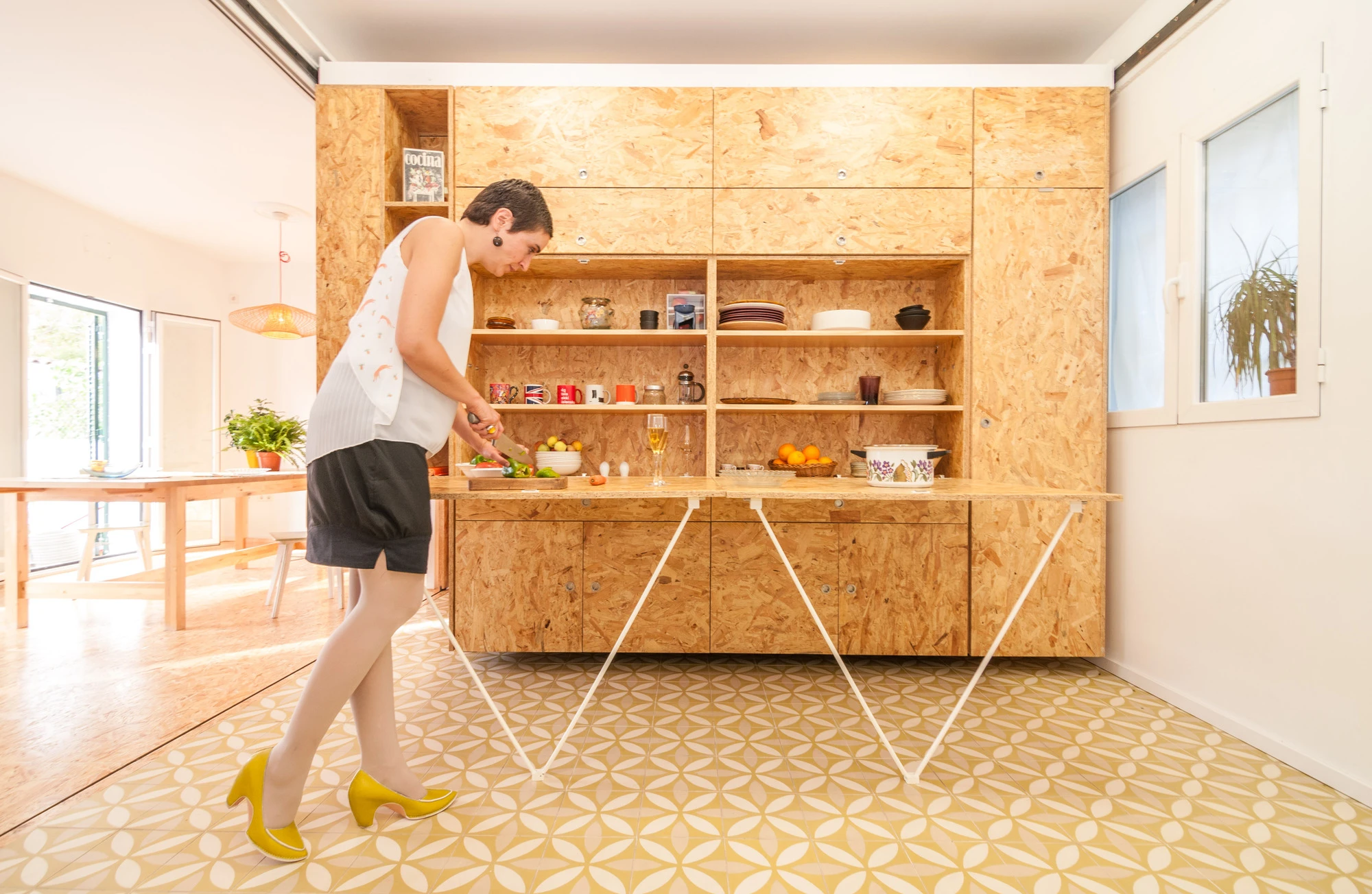 The first unit can be moved to create a studio and kitchen, while the second unit sports the bed on one side, and bookshelf on the other (Photo: Javier de Paz García)