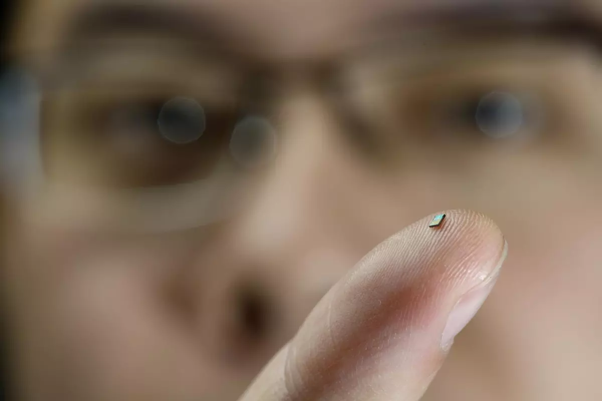 The tiny temperature sensor on the finger of PhD-student Hao Gao