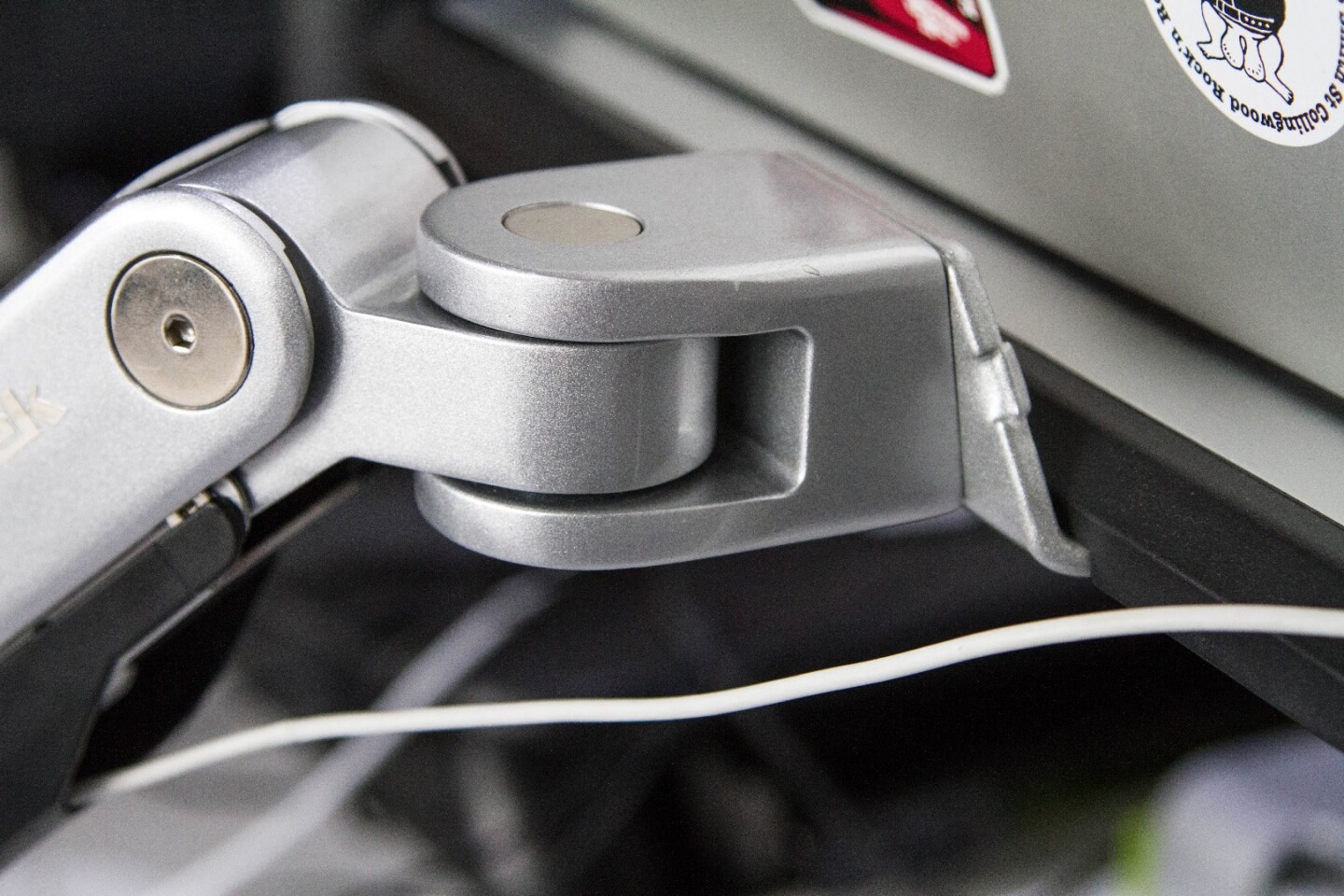 The hinge on the Loctek S1L