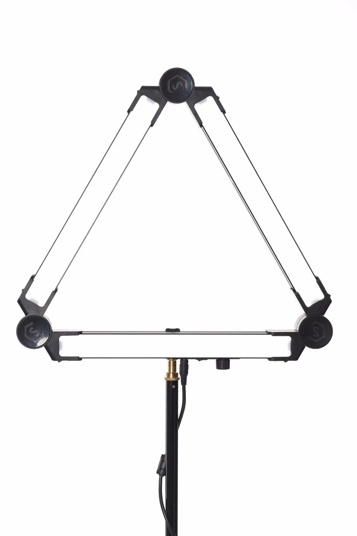 The basic Spekular kit comprises four LED bars which can be arranged in whatever shape is needed for a particular shoot – square, triangle, light strips, soft boxes, and so on