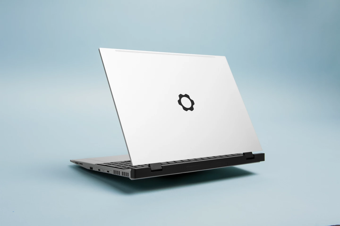 The top cover is made using post-industrial recycled aluminum, the bottom cover makes use of 90% recycled magnesium/aluminum alloy, and up to 35% post-consumer plastic is used throughout