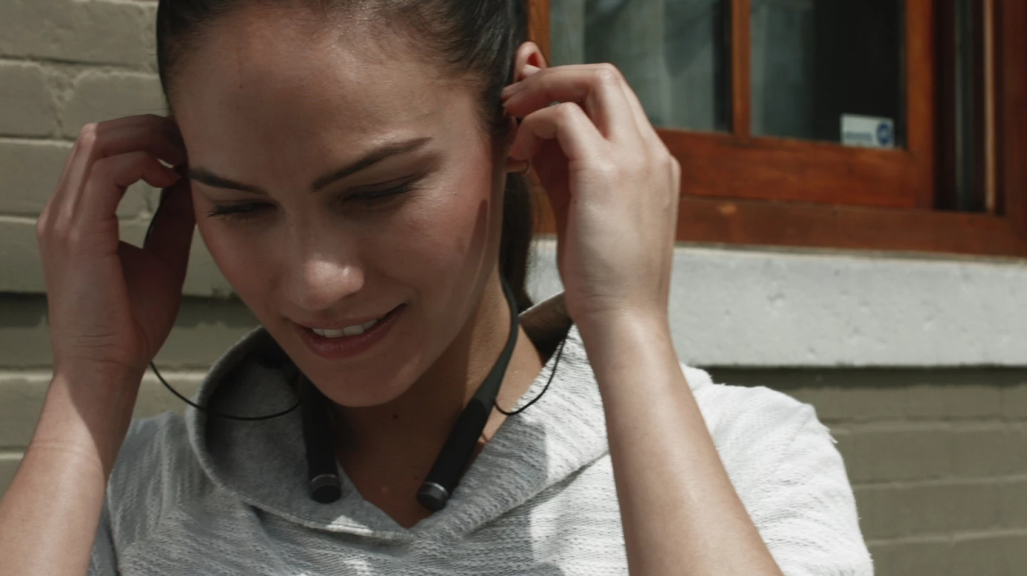 Vi uses earbud proximity sensing, so switches on automatically when the user puts the earbuds in