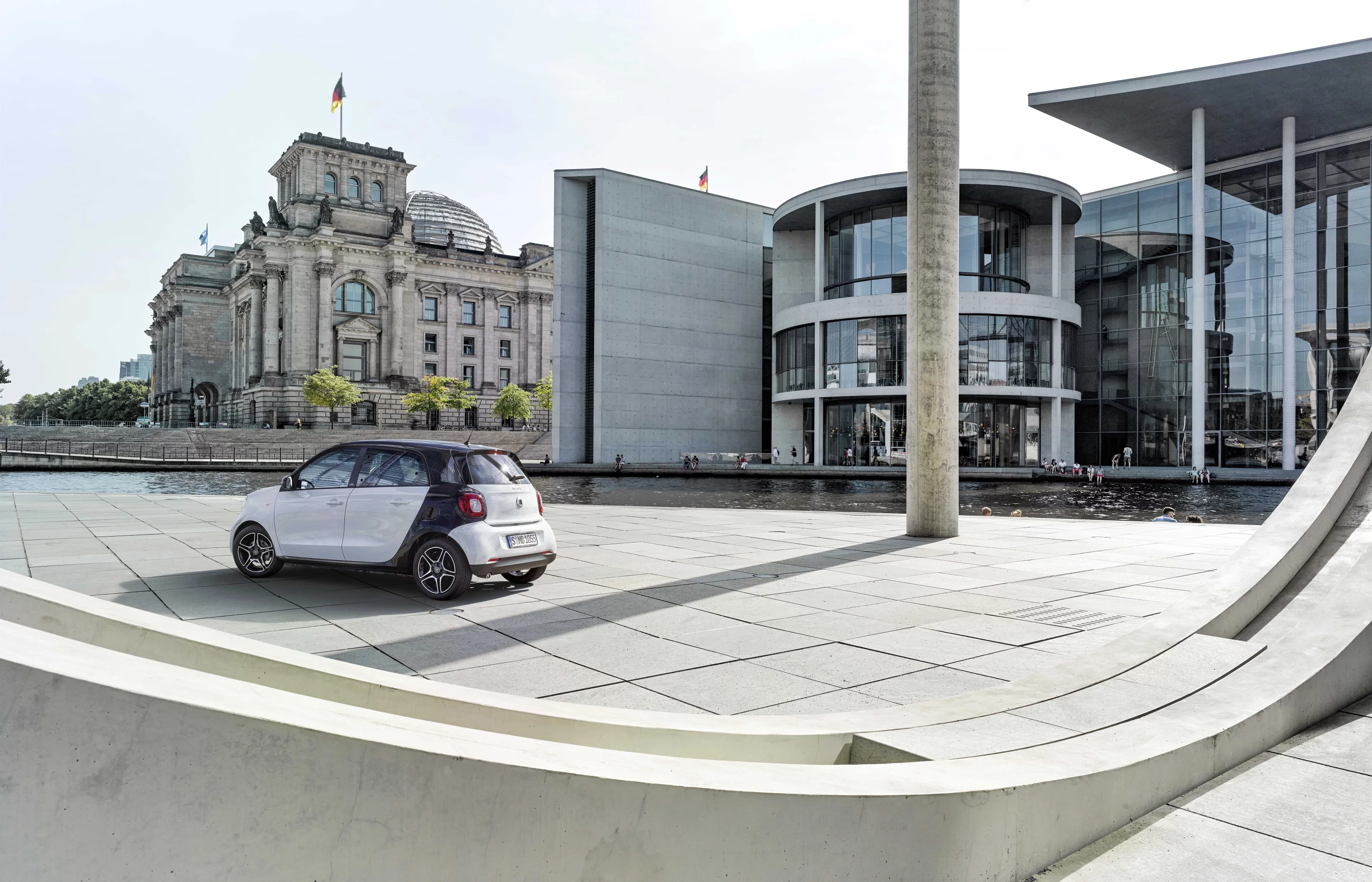 The smart forfour uses a "tridion" safety cell to protect its occupants