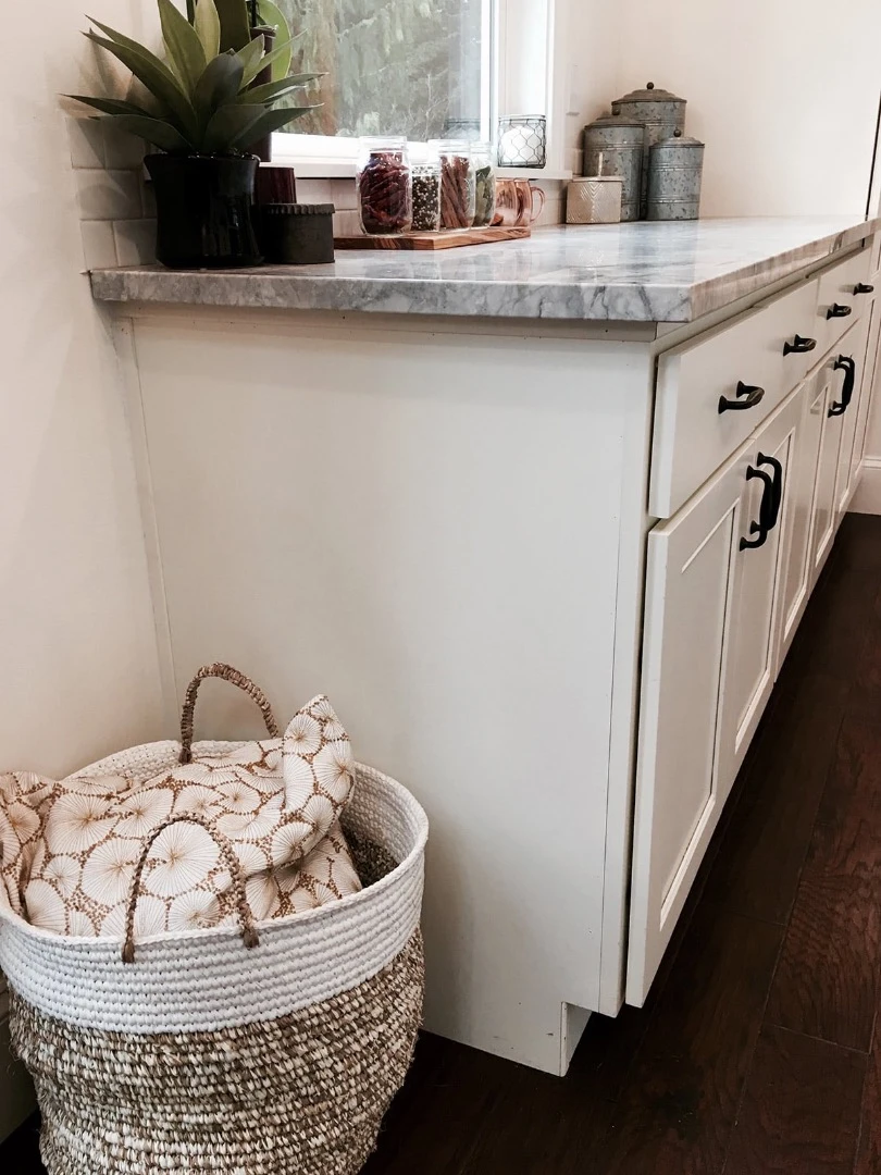 The Vintage Glam's long kitchen counter