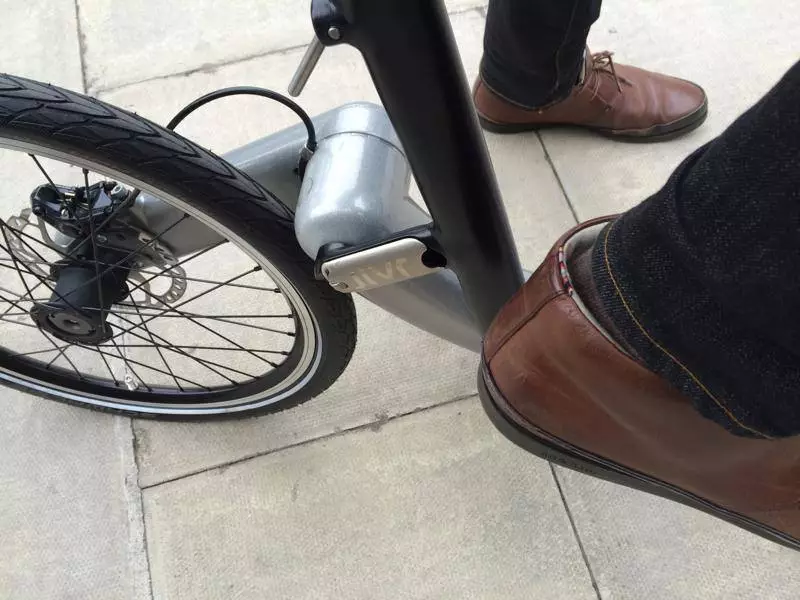 Users can choose between applying their own pedal power to the rear wheel, or using a throttle to goose the 350-watt hub motor in the front wheel