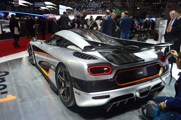 One of the distinguishing technological features of the One:1 is what Koenigsegg calls the world's first top-mounted active rear wing
