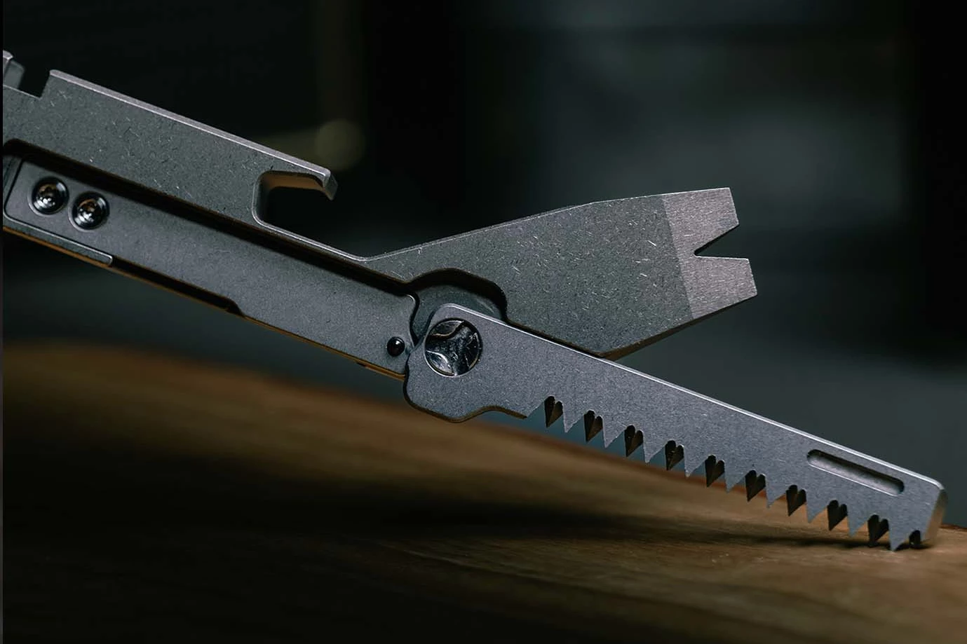 A liner lock keeps the saw from unexpectedly folding down on fingers