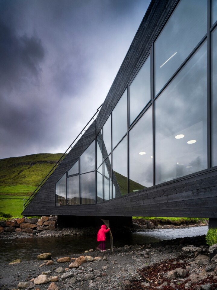 Floodlight projectors light up the Eysturkommuna Town Hall at night