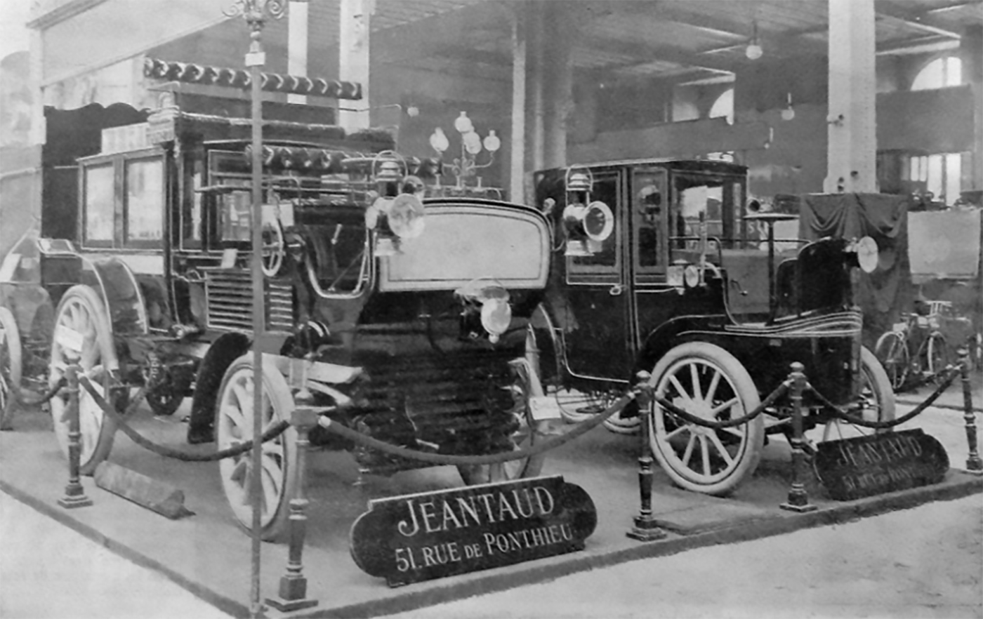 On 18 December 1898, the very first speed record for automobiles was set when the French magazine "La France Automobile" held the world's first outright speed contest for cars, with the fastest car on the day being a Jeantaud driven by as French Count Gaston de Chasseloup-Laubat