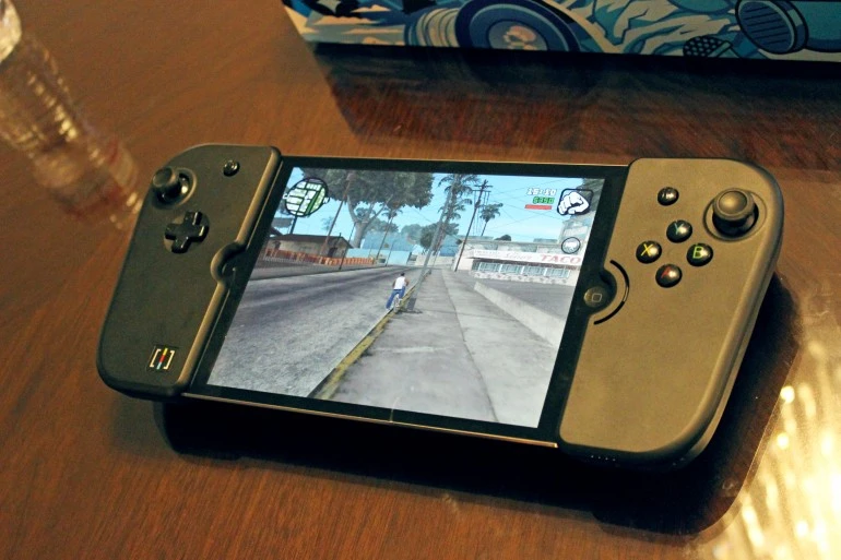 Wikipad's Gamevice does one simple job, but does it well: it turns the iPads Air and Mini into portable gaming consoles (Photo: Will Shanklin/Gizmag.com)
