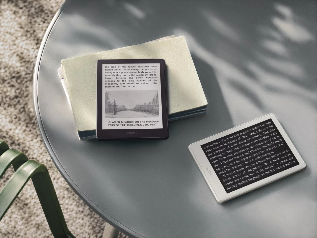 Day or night, the screen adapts to reading conditions and your preferences