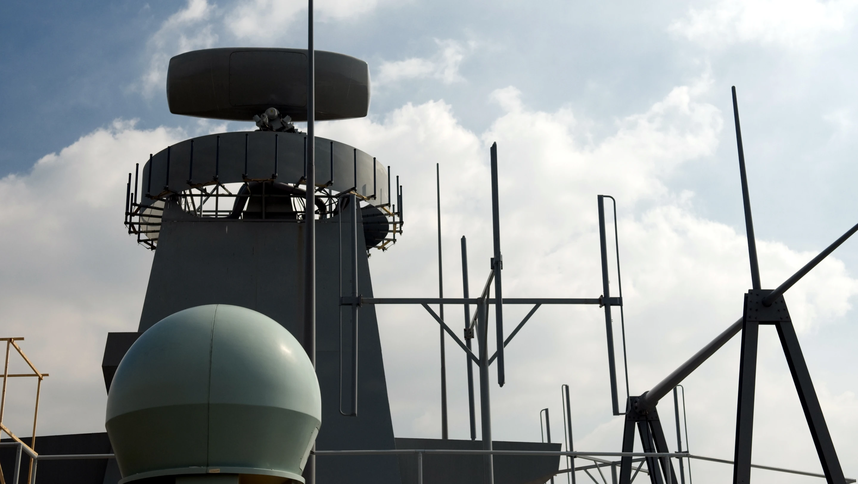 Artisan 3D Medium Range Radar Type 997 on a mockup of a Queen Elizabeth Class aircraft carrier