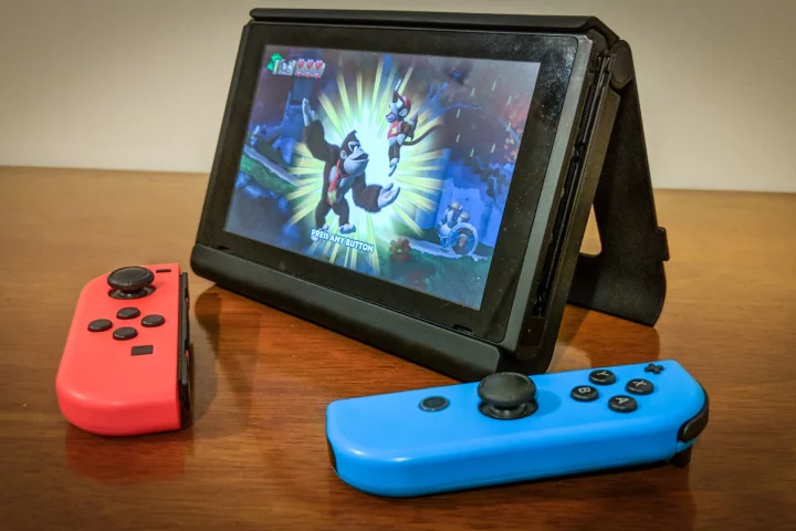 New Atlas reviews the SwitchCharge, a battery pack that extends the play time of the Nintendo Switch on the go – and adds a sturdier kickstand