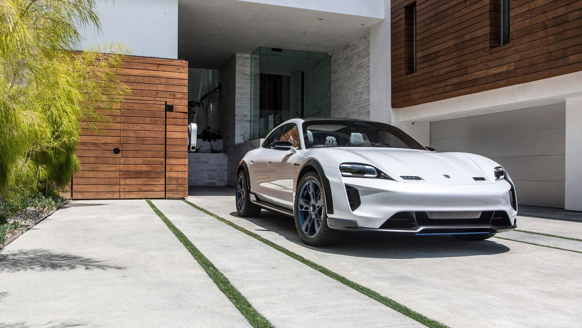 With the Mission E Cross Turismo concept, Porsche sought to show a combination of electric mobility, sporty performance, touring capability and adventure-ready design