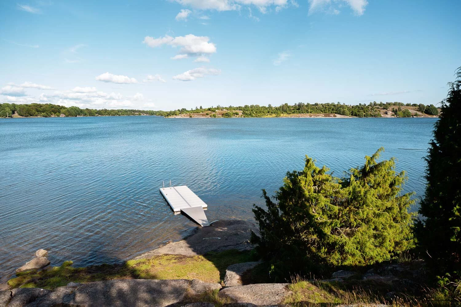 The SynVillan includes access to the nearby bay