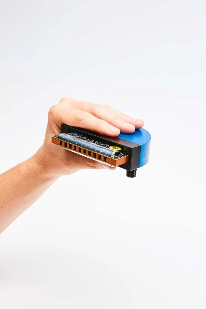 The Dyna-Mic is said to create "a sound chamber that collects all of the sound to your harmonica evenly - whilst rejecting external sound waves that cause feedback. The end result is pure harmonica sound with no feedback whatsoever."