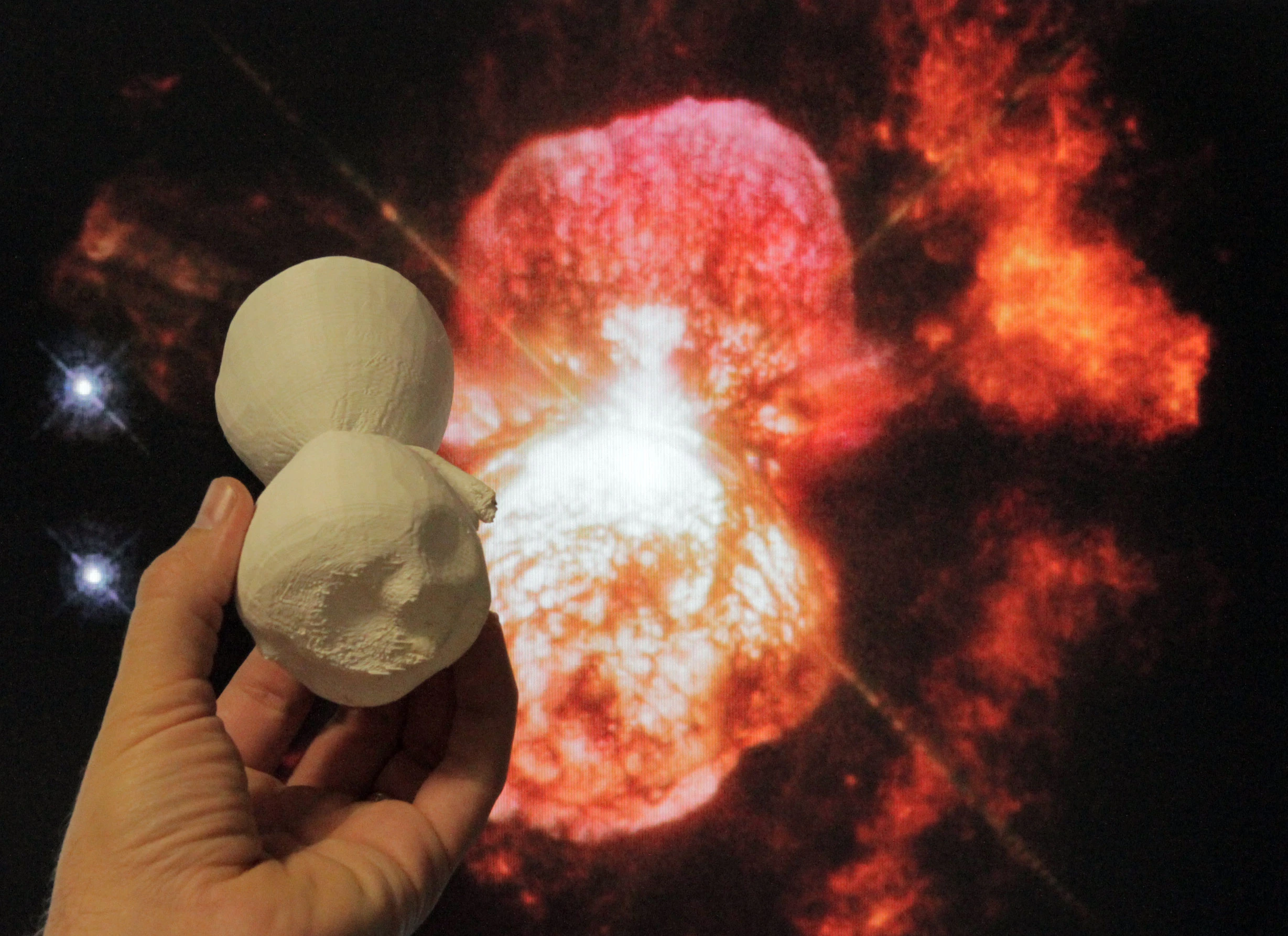 The 3D-printed model of the Homunculus Nebula is compared to a Hubble image of the object. (Image: NASA Goddard (inset: NASA, ESA, Hubble SM4 ERO Team)
