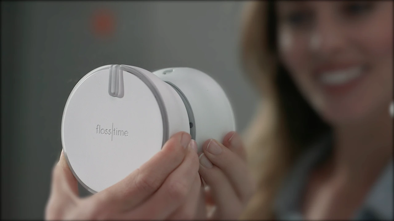 Flosstime can be mounted on the bathroom mirror/wall