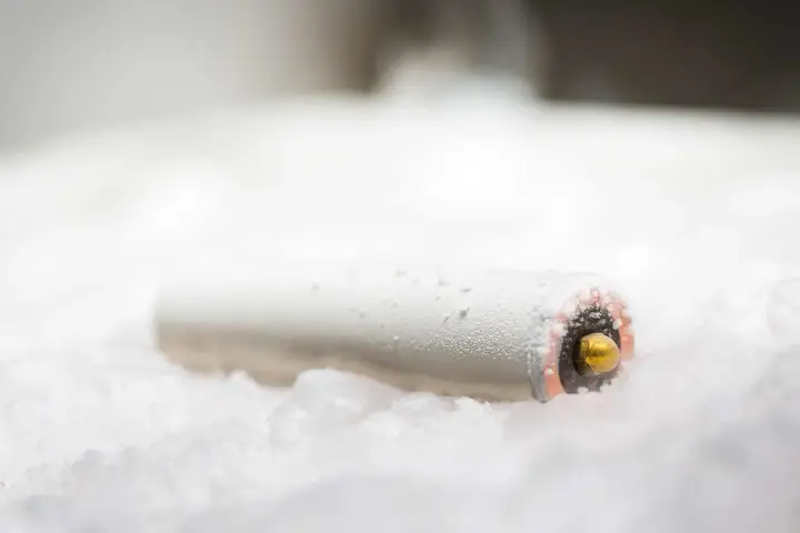 The liquefied gas electrolyte allows lithium batteries to function at temperatures well below freezing