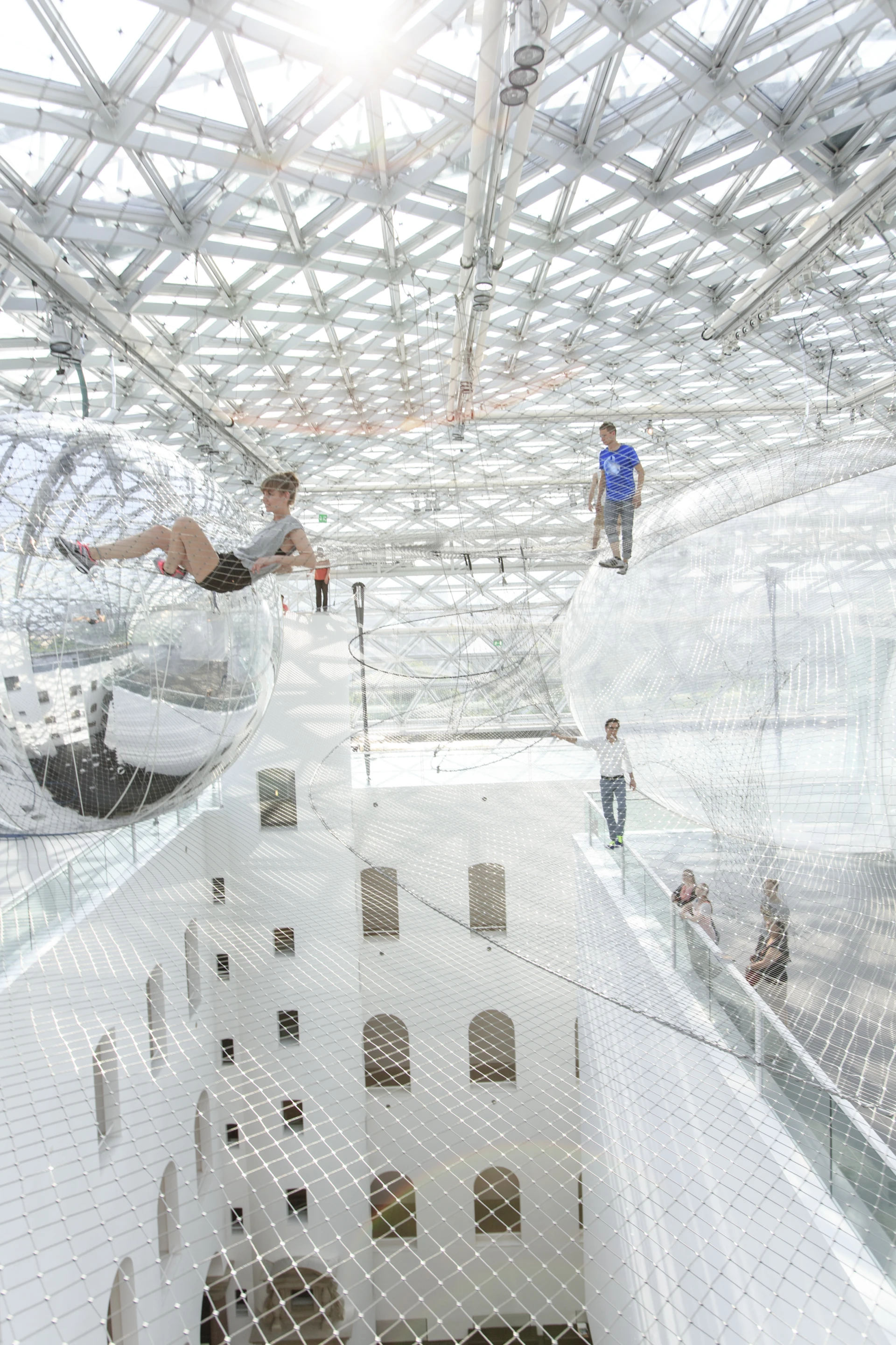 The nets are stretched between three different levels below the glass cupola of the piazza (Image: Studio Tomás Saraceno © 2013)