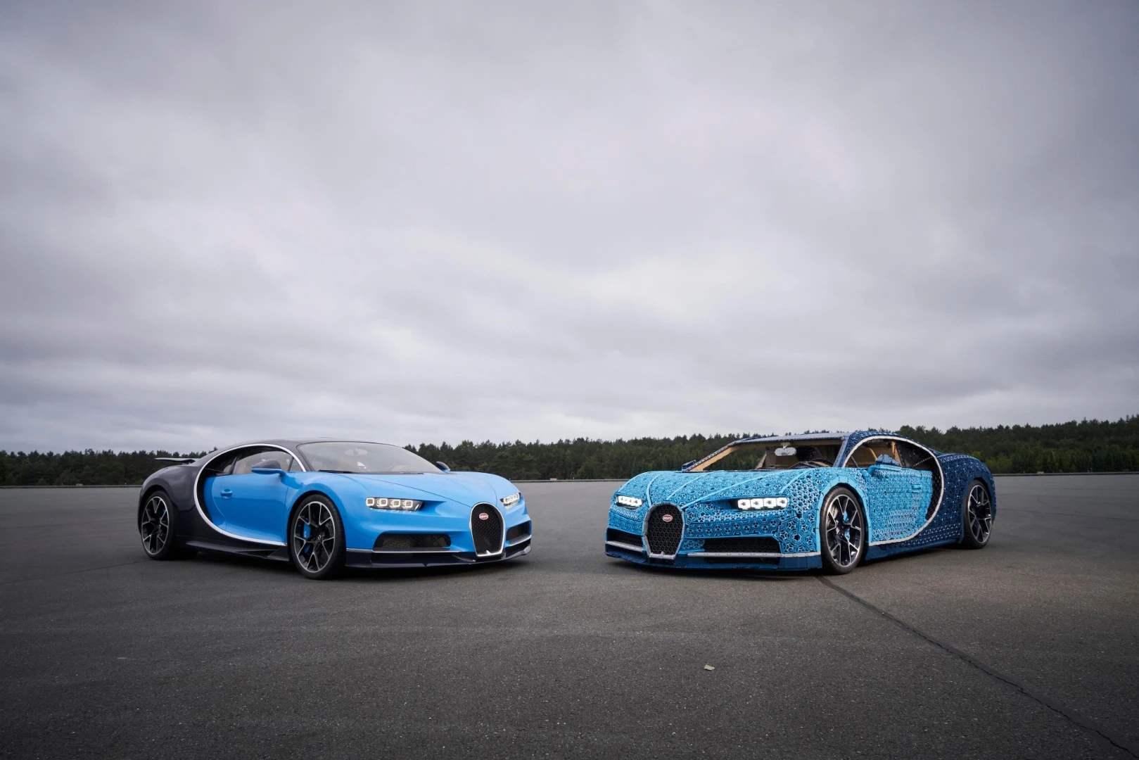From about 20 meters away, it's difficult to tell which is the real Bugatti Chiron and which is the functioning Lego copy