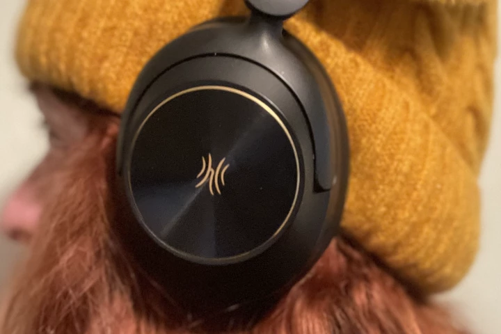 The aluminum finish on the earcups is stylish and scratch-resistant