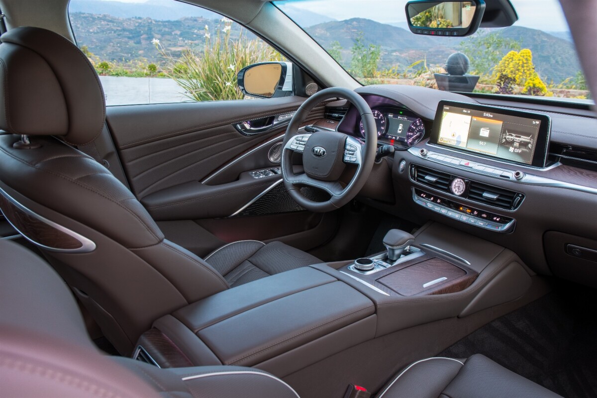 Kia went with a blend of old school and new in the new K900 sedan, combining a minimalist design with wraparound features