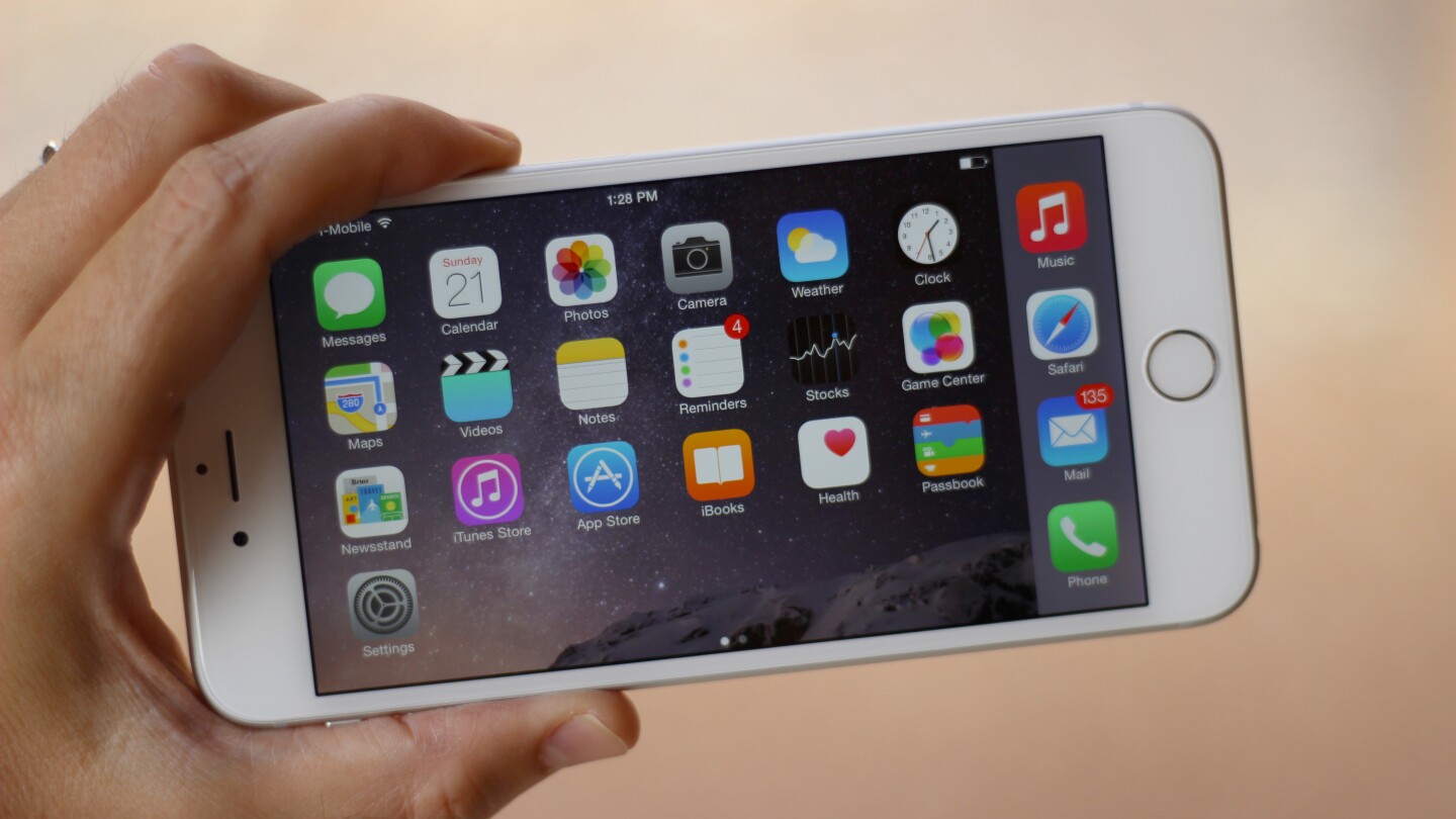 The 6 Plus' home screen rotates into landscape mode, like on an iPad (Photo: Will Shanklin/Gizmag.com)