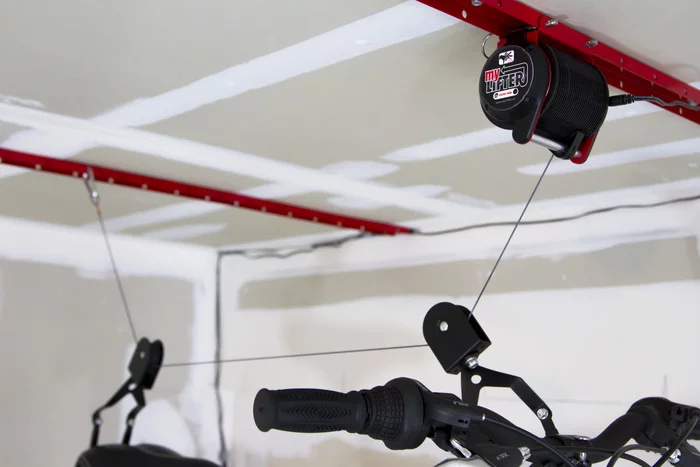 A built-in function called "smartLIFT" allows users to program the device to raise and lower objects to the same height every time