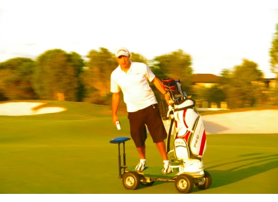 The Golf Skate Caddy features a mono-handle that users will need to push left or right to navigate the vehicle while shifting their weight accordingly