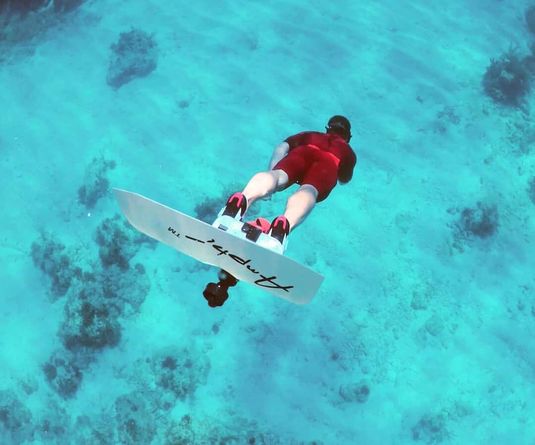 The current 10-lb (4.5-kg) version of the Amphi is claimed to deliver up to 30 lb (13.6 kg) of thrust, taking "an average person" up to a top swimming speed of 3 knots (3.5 mph or 5.6 km/h)