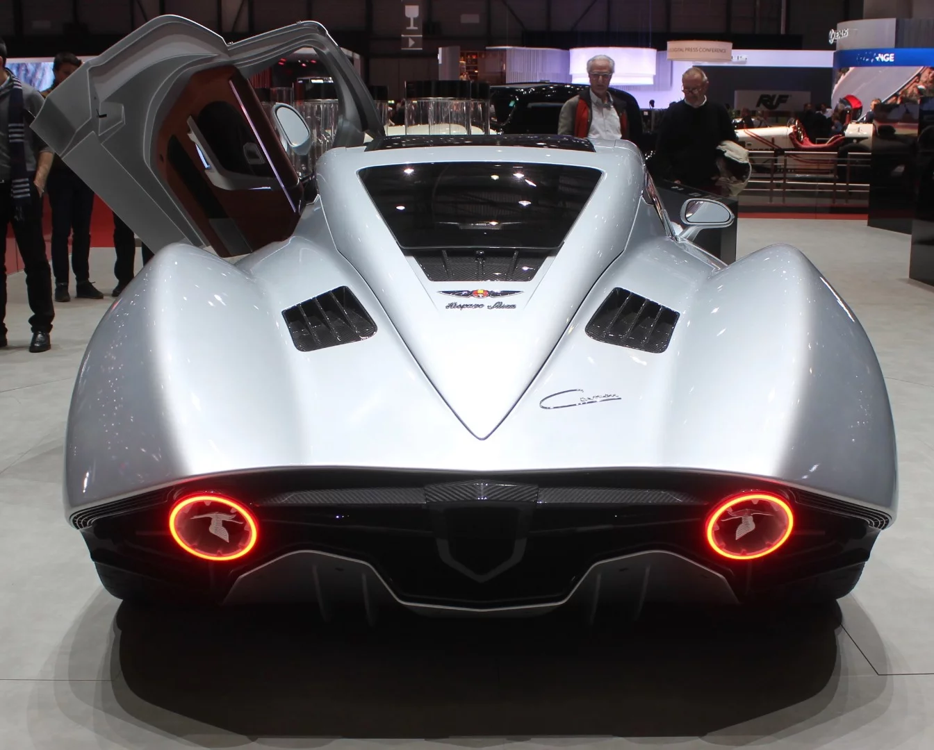 Where Koenigsegg made his latest car a tribute to his dad, Suqué Mateu decided to kick the new Hispano-Suiza company off with a shout-out to his mum.